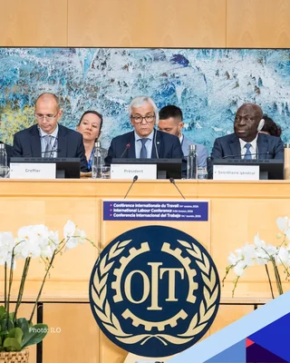 Présidium de la Conférence internationale du Travail de l'OIT à Genève, lors de l'adoption du traité.