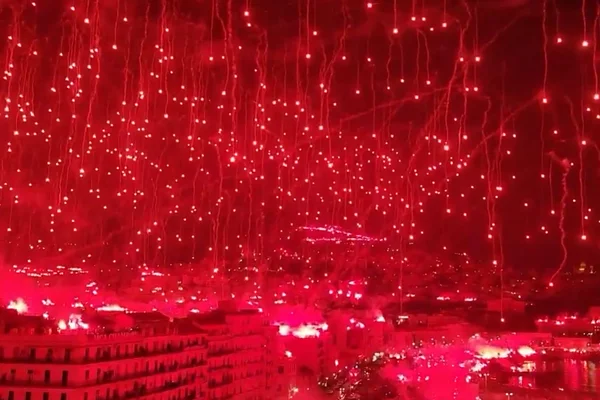 Alger sous les fumigènes pour célébrer le titre du Mouloudia, vue nocturne de la ville baignée de rouge.