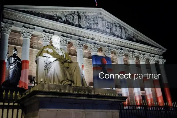 Projection lumineuse sur la façade de l'Assemblée nationale lors de l'installation 'Marianne rêve' de Seth.