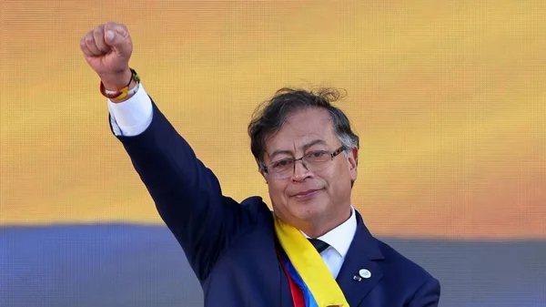 Gustavo Petro, premier président de gauche de la Colombie, lève le poing lors de son intronisation.