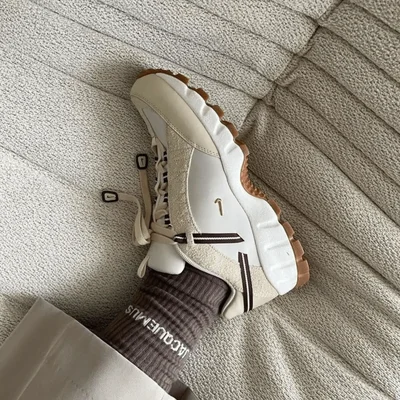 Détail de la sneaker Nike x Jacquemus, avec la chaussette signature de la collaboration.
