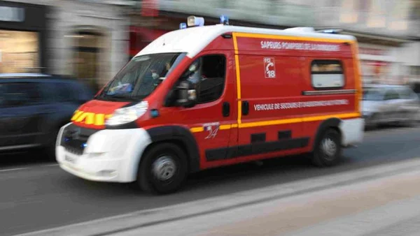 Véhicule des Sapeurs-Pompiers en intervention en milieu urbain.