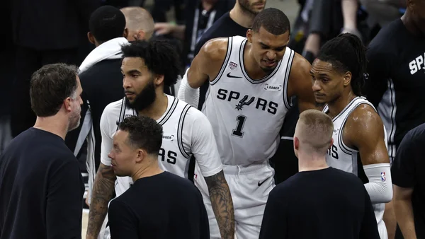 Les Spurs en conciliabule lors d'un temps mort.