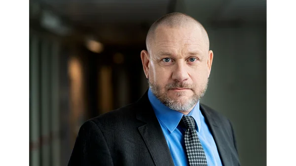 Staffan Lindberg, politologue, présentant un rapport sur la démocratie dans le monde.