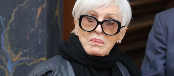 Nicole Croisille dans ses dernières années, lunettes noires et écharpe.