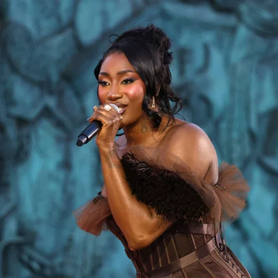 Aya Nakamura lors de sa performance pour Vogue World à Paris.