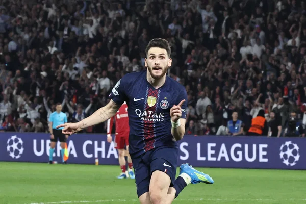 Khvicha Kvaratskhelia célèbre un but lors du match PSG-Liverpool au Parc des Princes.