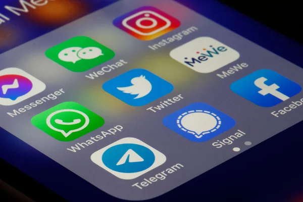 Écran de smartphone montrant les icônes de Signal, WhatsApp, Instagram et Twitter.