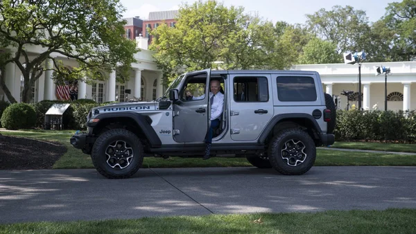Conducteur d'une Jeep Wrangler Rubicon garée devant la Maison-Blanche, illustrant le rappel de véhicules Jeep pour risque d'incendie
