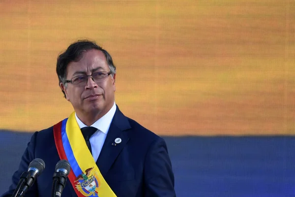 Gustavo Petro au pupitre, en écharpe présidentielle.