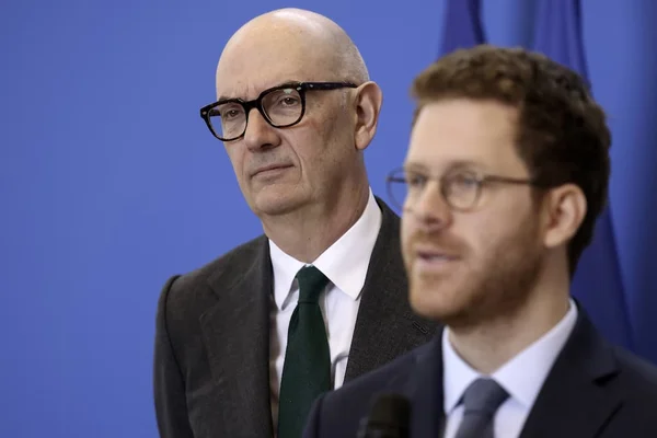David Guiraud (à droite) et un autre homme lors d'une conférence de presse.