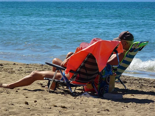 Touristes profitant de la plage lors d'une vague de chaleur sur le littoral.