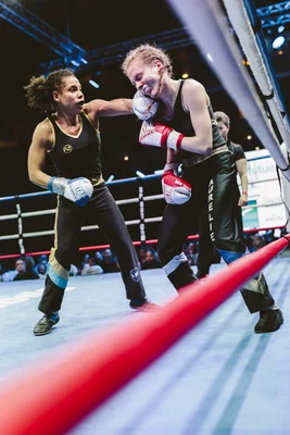 Combat de savate boxe française féminine : une boxeuse attaque au visage.