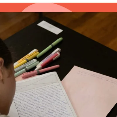 Élève de première révisant le bac de français avec des notes manuscrites et des stylos.