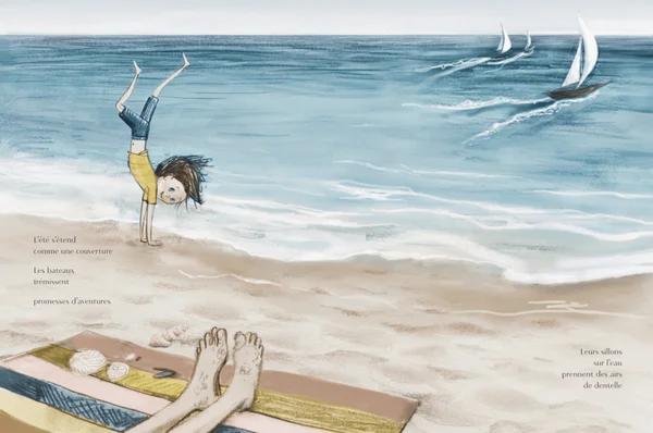 Scène estivale ludique : un enfant en équilibre sur la plage, entre poésie et vacances.