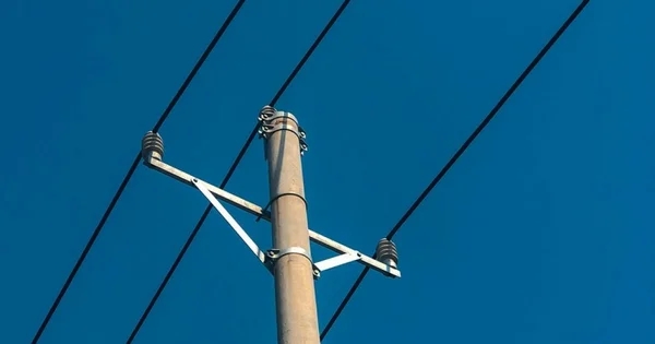 Poteau électrique avec lignes aériennes.
