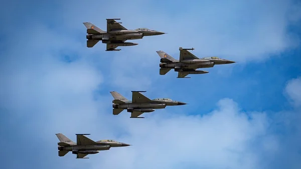 Des F-16 de l'OTAN en vol au-dessus de la région balte.