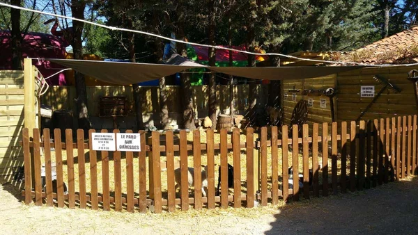 Enclos de la ferme animalière d'Auriol, où des enfants ont été contaminés par la shigellose.