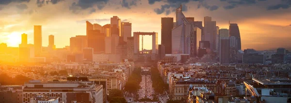 La Défense et l'architecture haussmannienne : un contraste entre modernité et histoire à Paris.