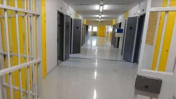 Couloir de prison, rappelant que les auteurs de home-jackings récidivistes sont parfois remis en liberté.