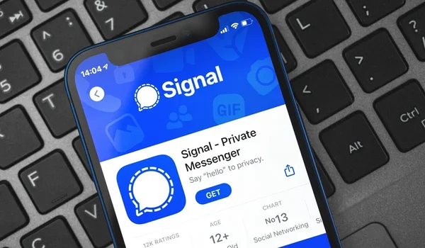 Smartphone affichant la page de l'application Signal sur une boutique d'applications.