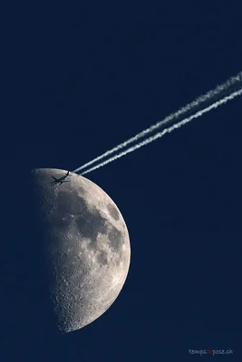 Passage d'un avion devant la Lune