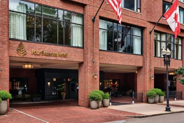 Entrée de l'hôtel Four Seasons à Boston, camp de base des Bleus.