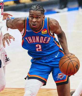 Shai Gilgeous-Alexander dribble sous la pression d'un défenseur lors d'un match du Thunder d'Oklahoma City.