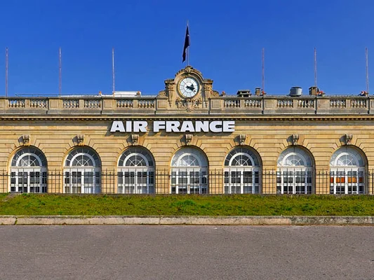 Siège historique d'Air France aux Invalides, avec l'enseigne de la compagnie sous l'horloge.