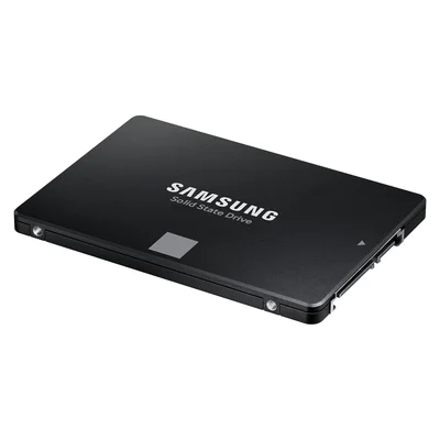 SSD Samsung 870 EVO 1 To incliné sur fond blanc, avec connecteurs SATA visibles.