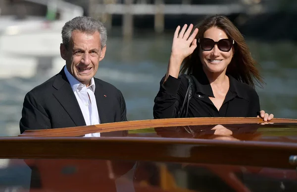 Nicolas Sarkozy et Carla Bruni souriant lors d'une promenade en barque.