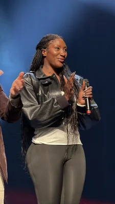 Aya Nakamura lors d'un événement associatif au théâtre Jacques Prévert d'Aulnay-sous-Bois en avril 2026.