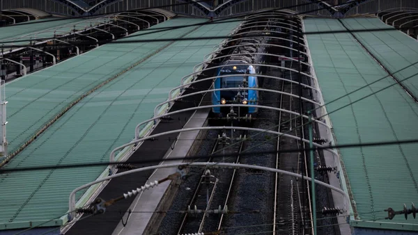 Locomotive électrique sous la verrière de la gare.