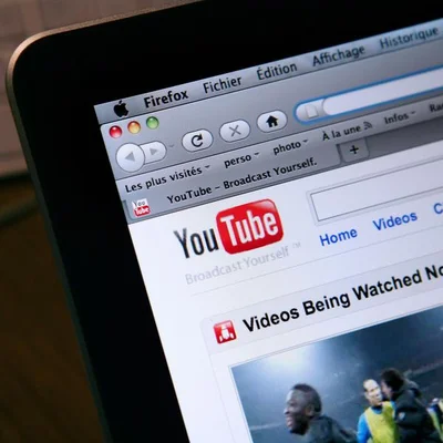 Page d'accueil de YouTube affichée sur un ordinateur portable, en français.