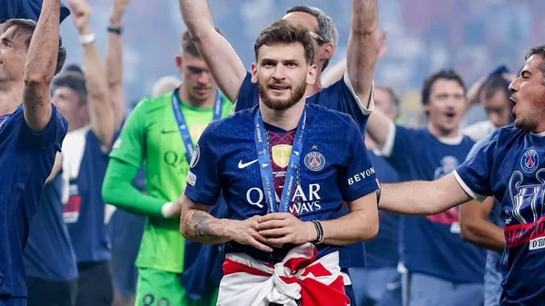 Khvicha Kvaratskhelia, médaillé d'or, célèbre avec ses coéquipiers du PSG après le sacre en Ligue des champions.