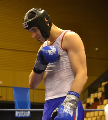 Combat de savate boxe française lors du Championnat du Monde 2013 : un boxeur en garde défensive.