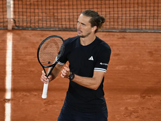 Alexander Zverev en action sur la terre battue de Roland-Garros.