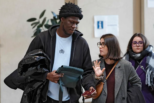 Un homme et une femme marchant dans la rue, possiblement impliqués dans l'affaire.