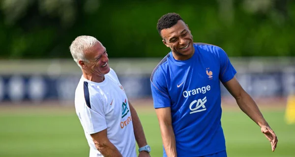 Joueurs de l'équipe de France riant lors d'un entraînement.