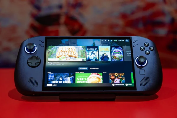 Lenovo Legion Go S sous SteamOS, avec l'interface Steam et des jeux affichés.