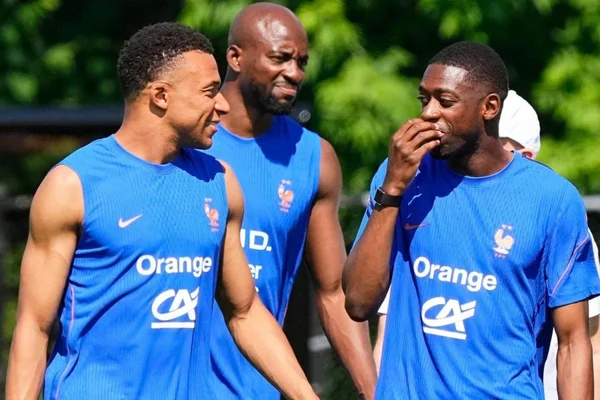 Joueurs de l'équipe de France en tenue d'entraînement avant le match France-Sénégal.