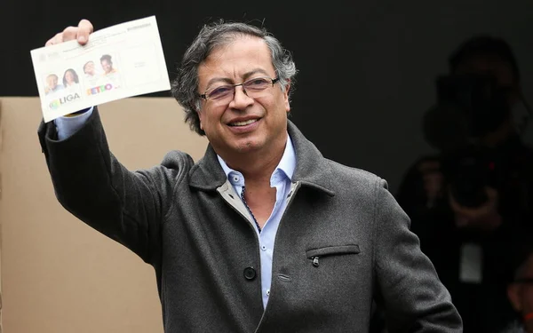 Gustavo Petro montrant un document lors d'un événement de presse.