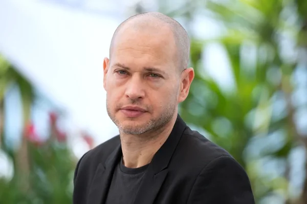 Nadav Lapid photographié devant un décor de feuillage.