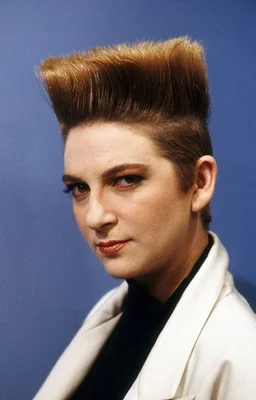 Portrait studio de Desireless, avec son célèbre chignon blond des années 1980.