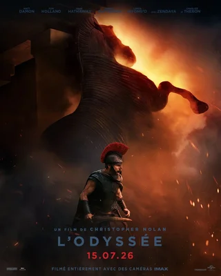 Affiche officielle de L'Odyssée : un guerrier face au cheval de Troie en feu.