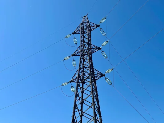 Pylône électrique à haute tension dans le Finistère, élément clé du réseau mis à l'épreuve par la canicule.