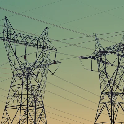 Pylônes électriques au coucher du soleil.