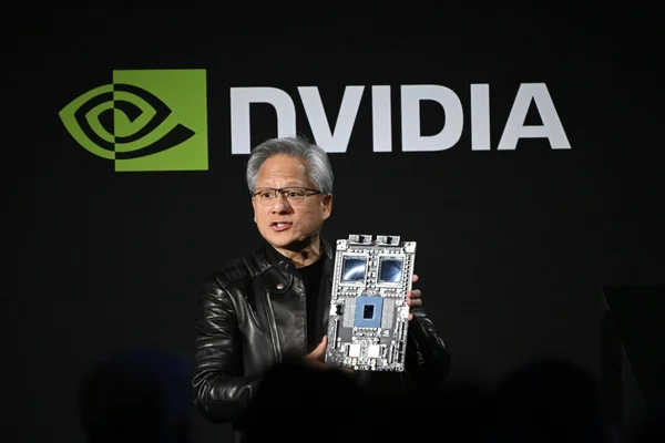 Jensen Huang, PDG de Nvidia, lors d'une présentation sur scène.