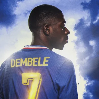 Ousmane Dembélé arborant le maillot collector des Bleus avec flocage or pour son Ballon d'or.
