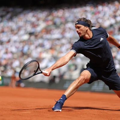Alexander Zverev en action lors de sa finale à Roland-Garros.